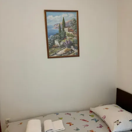 House 100m From The With Free Parking And Breakfast Apartment