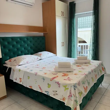 Apartment House 100m From The With Free Parking And Breakfast