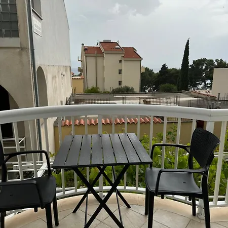 House 100m From The With Free Parking And Breakfast Apartment *
