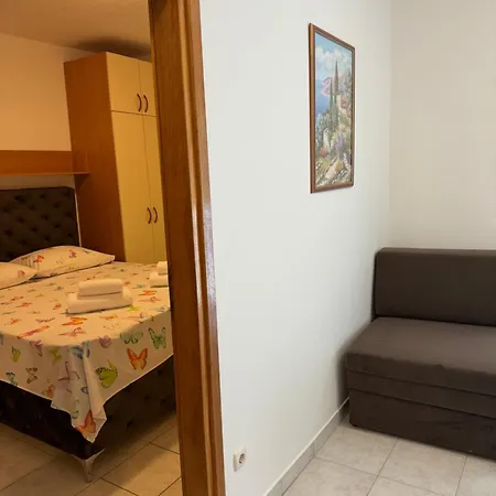 House 100m From The With Free Parking And Breakfast Apartment
