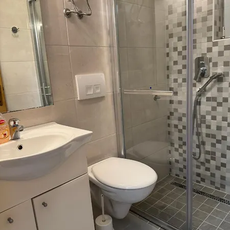 Apartment House 100m From The With Free Parking And Breakfast