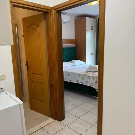 House 100m From The With Free Parking And Breakfast Apartment *