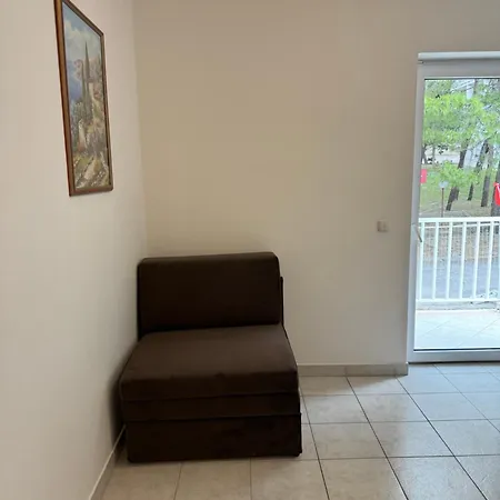 House 100m From The With Free Parking And Breakfast Apartment