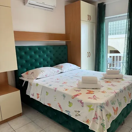 Apartment House 100m From The With Free Parking And Breakfast