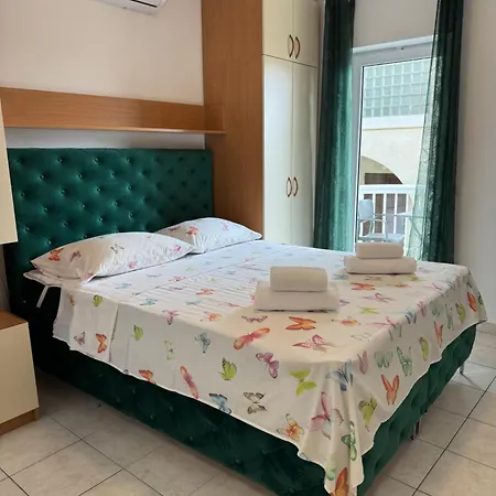 House 100m From The With Free Parking And Breakfast Apartment *