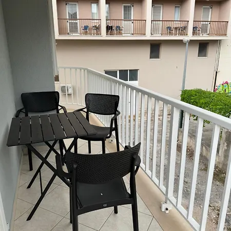 House 100m From The With Free Parking And Breakfast * Baska Voda