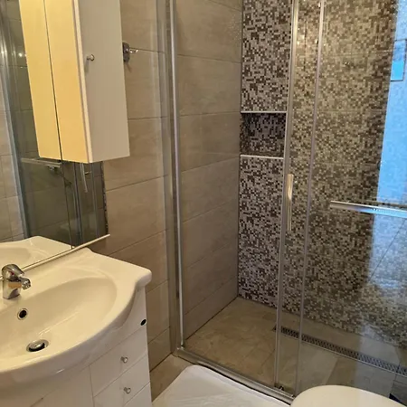 House 100m From The With Free Parking And Breakfast Apartment