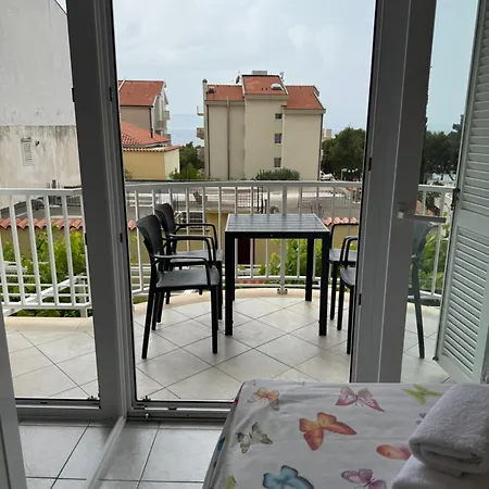 Apartment House 100m From The With Free Parking And Breakfast