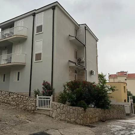House 100m From The With Free Parking And Breakfast Apartment *