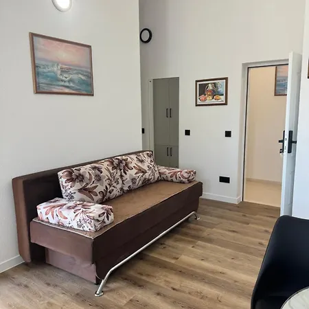 House 100m From The With Free Parking