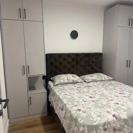 House 100m From The With Free Parking