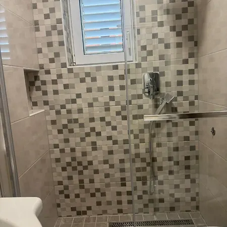 House 100m From The With Free Parking Апартаменты